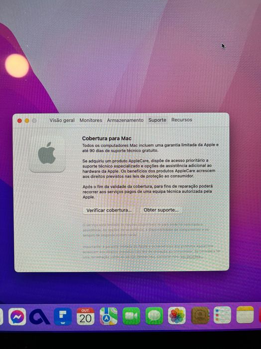 Computador com monitor, teclado  da APPLE, descrições em cada ecrã