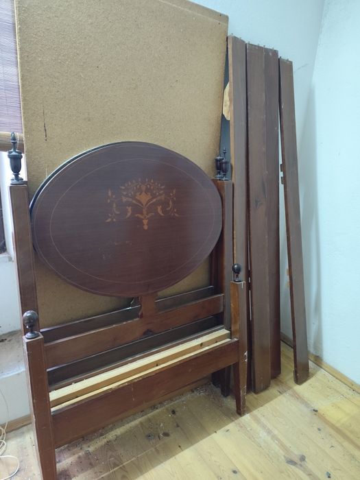 2 Camas de madeira, meio corpo