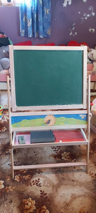 Tablica magnetyczna stojąca dla dzieci, dwustronna z zegarem i półka