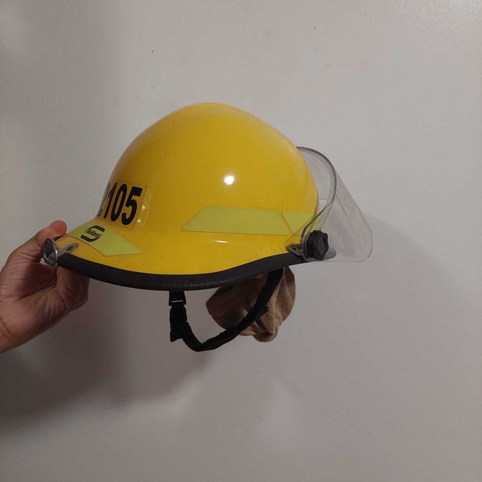 Vendo capacete de Bombeiro praticamente novo