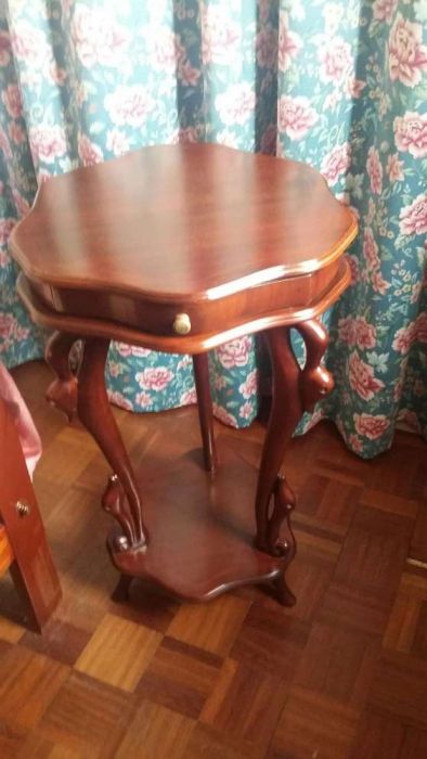 Mesa pequena, de cabeceira, de sala ou entrada