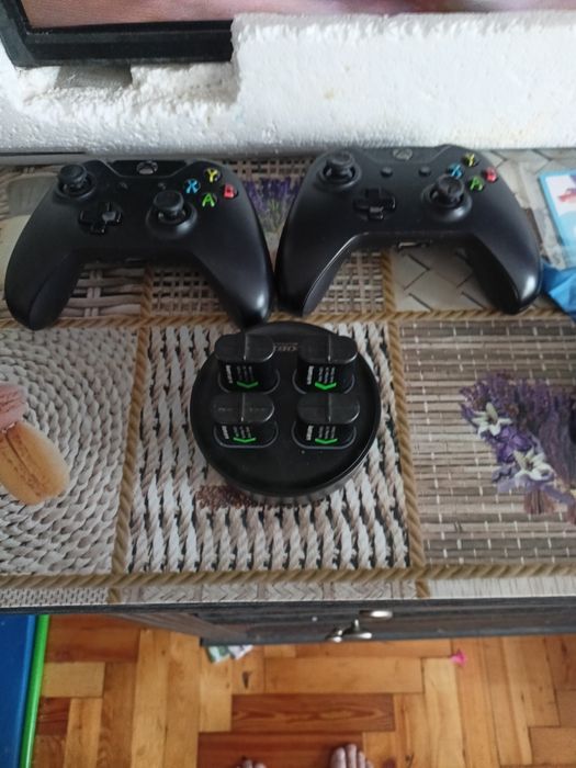 Продам  XBOX в отличном состояние цена 6000 продам магнитофон  JVC все робе цена 2000