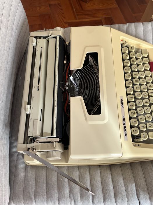 Máquina de Escrever Marathon, modelo 2000R,
