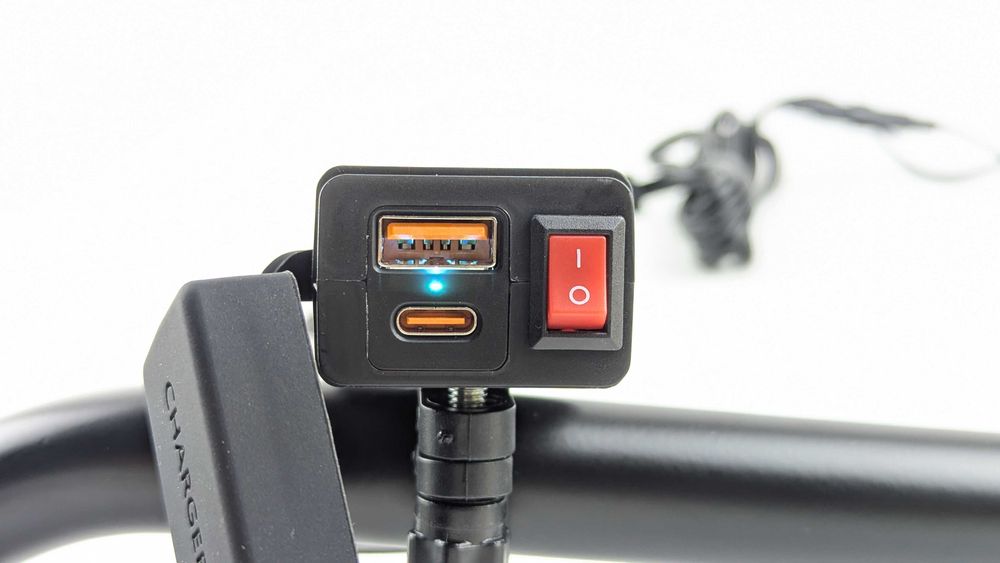 Зарядний пристрій USB + Type-C з вольтметром на кермо мотоцикла (QC3.0, 9-24V, IP67)