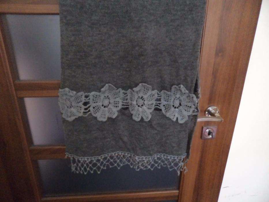 szal damski z haftowanymi kwiatami