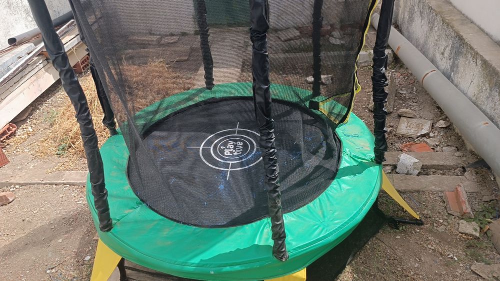 Trampolim de criança com proteção