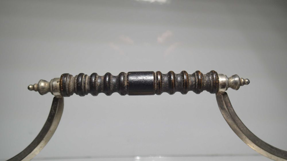 Base antiga com cinzeiros em Bronze
