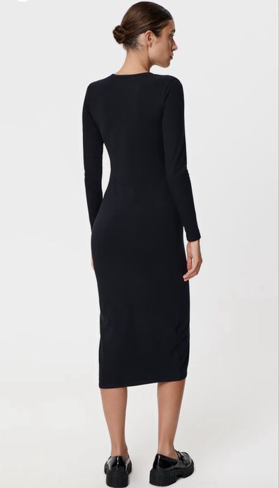 Плаття чорне з вирізом