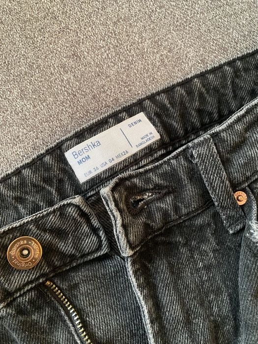 Mom jeansy czarne bershka