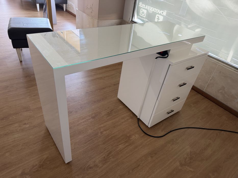 Mesa de manicure, valor negociável