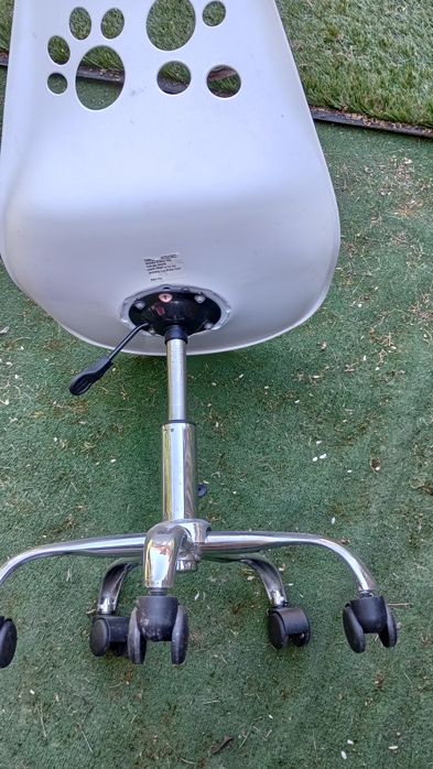 Fotel biurowy obrotowy biały