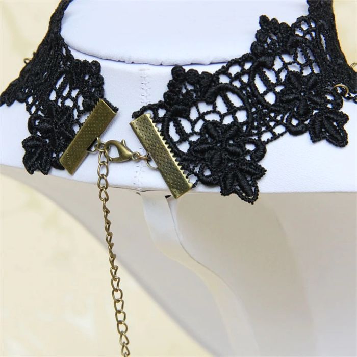 Gotycki koronkowy choker z czarnym kryształem i łańcuszkami - retro