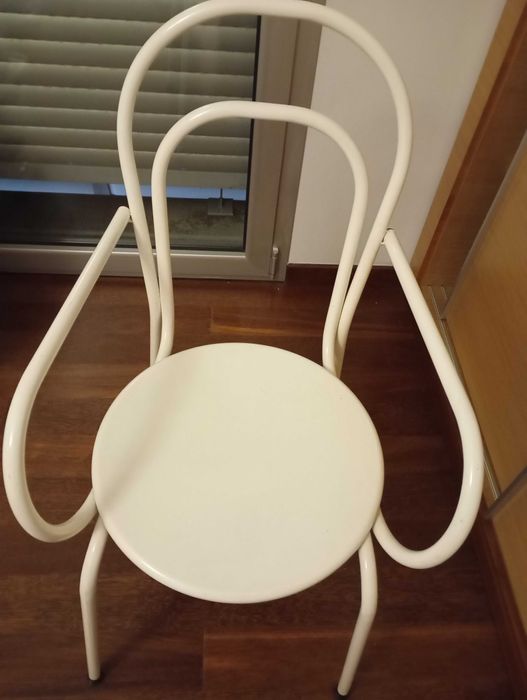 Almofada , abajur, cadeira e mesa