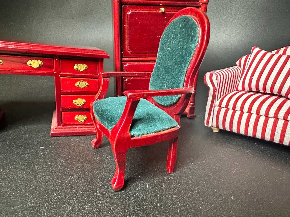 Лот вінтажних меблів з червоного дерева. Для лялькових будиночків.