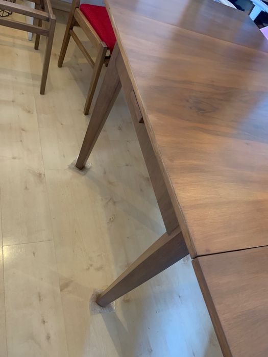 Stół z krzesłami po renowacji orzech