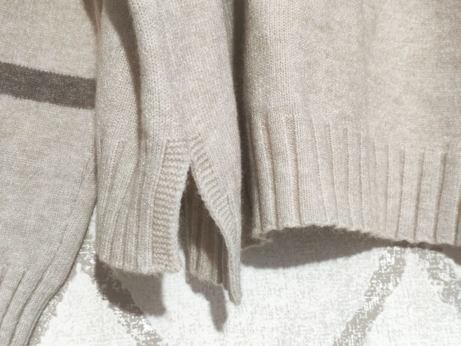 Nowy beżowy sweter z serduszkami