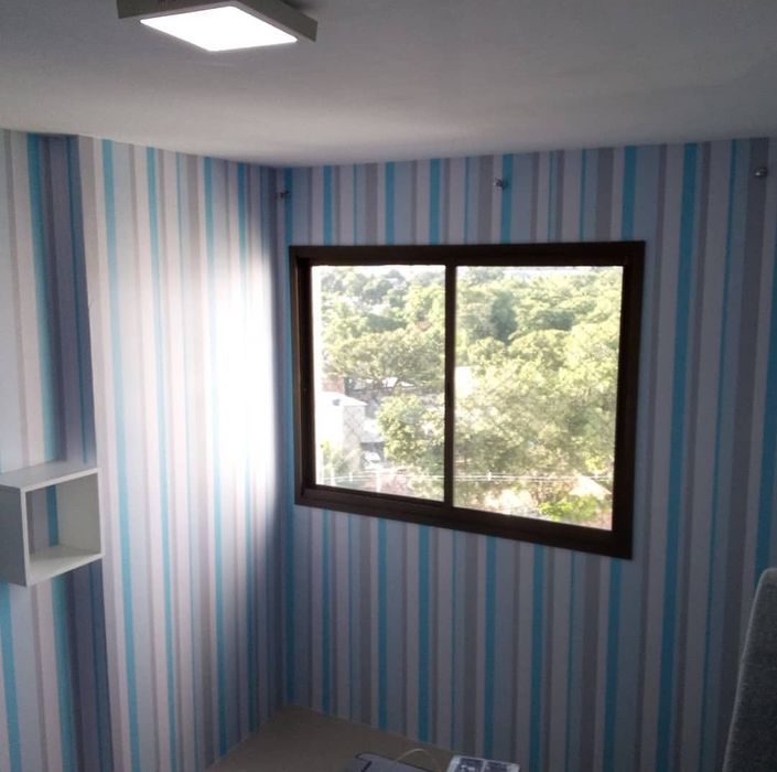 Papel de parede, eletricista e pintor