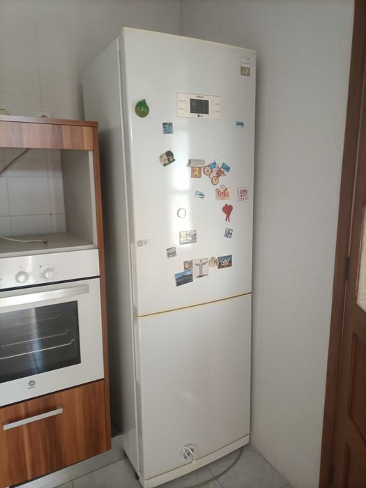 Frigorífico combinado com 3 gavetas de congelação.Otimo estado .