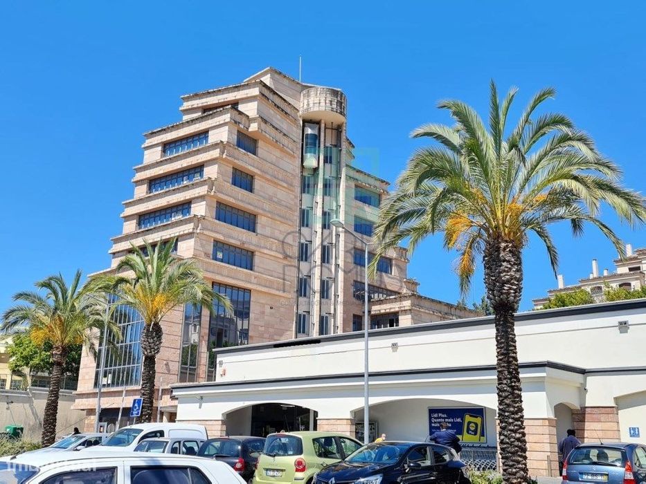 Excelente escritório com 305m2 no nobre Edificio Pratagi, em Alverca