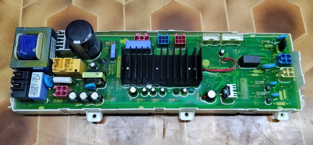 Pralka LG F1068LD elektronika sterująca.