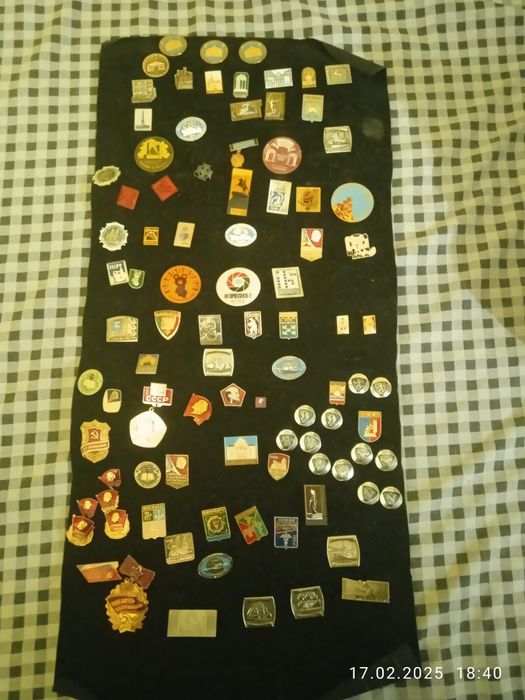 Старіні значки около 90 штук