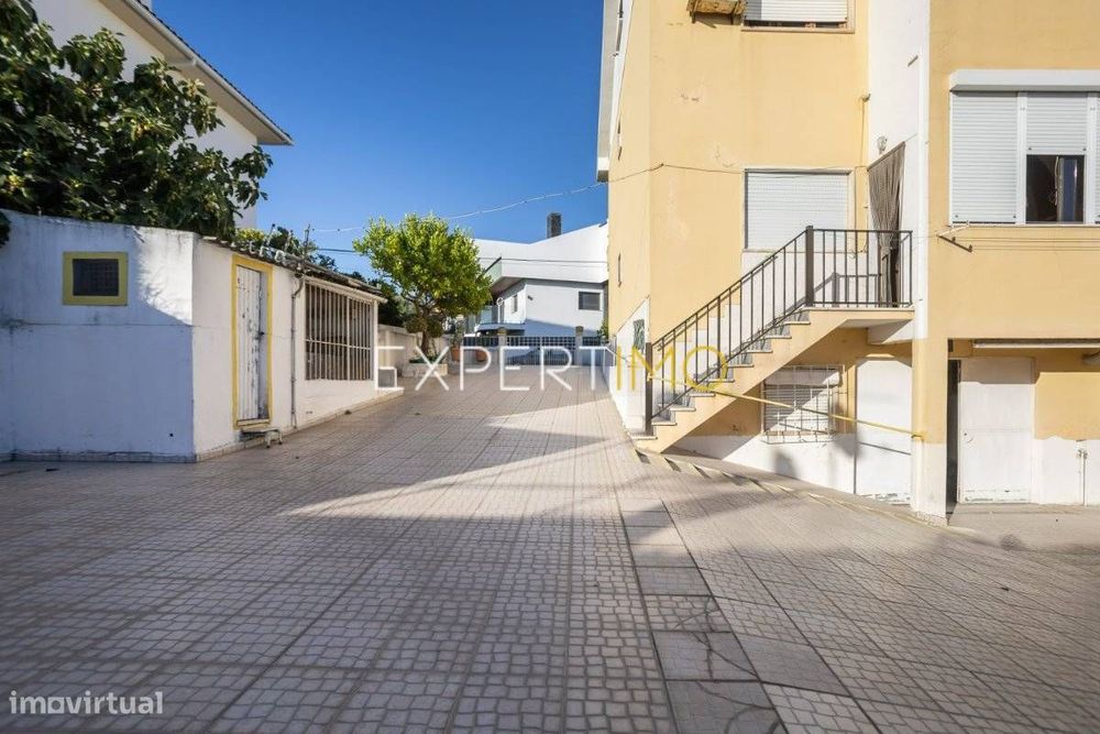 Apartamento T2 com Quintal Partilhado e Garagem de 30,50 m²