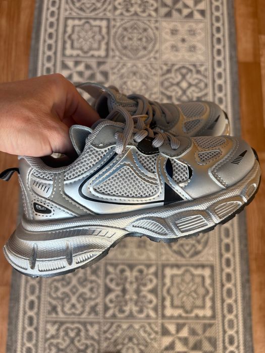 Нові кросівки на дівчинку.