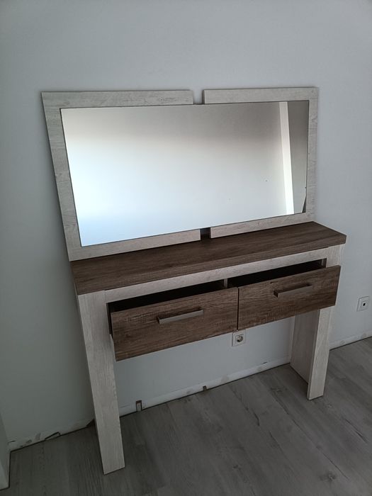 Móvel e espelho de entrada