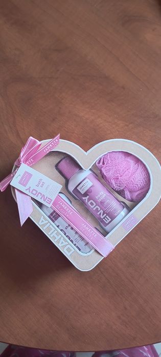 Mikołaj Zestaw kosmetyków Dahlia Janette Beauty Douglas serce