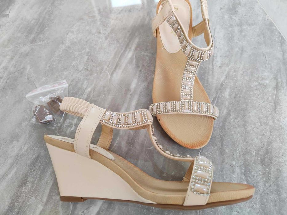 NOWE letnie Buty czółenka sandały r. 36 ecru Encor na koturnie