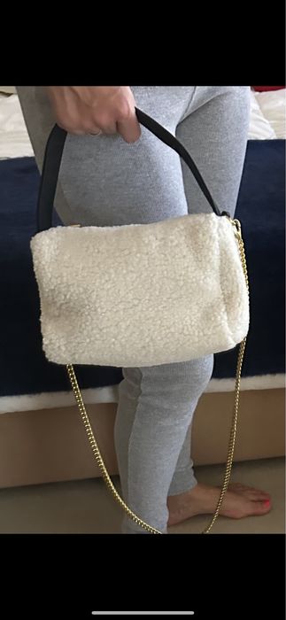 Mala pequena branca em pêlo caraculo
