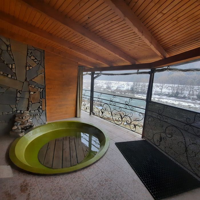 Чани та сауна на березі річки.