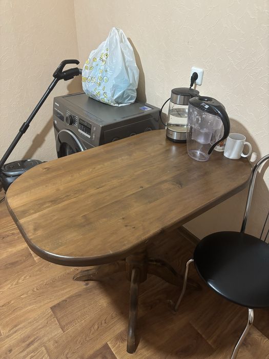 Деревʼяний стіл.