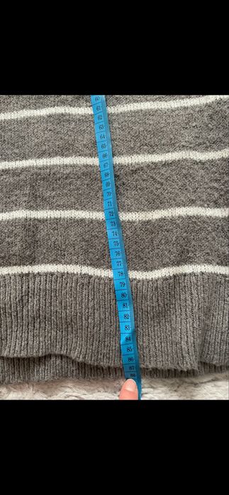 Szara sweterkowa sukienka w paski jesienna zimowa