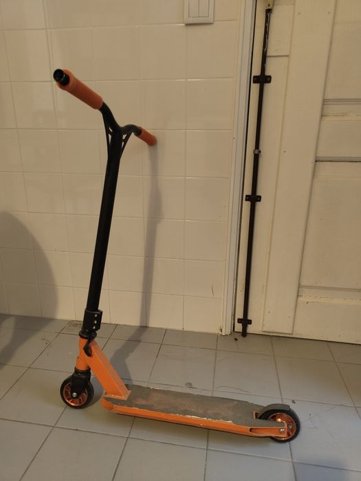 Trotinete freestyle preta e laranja – Most Wanted