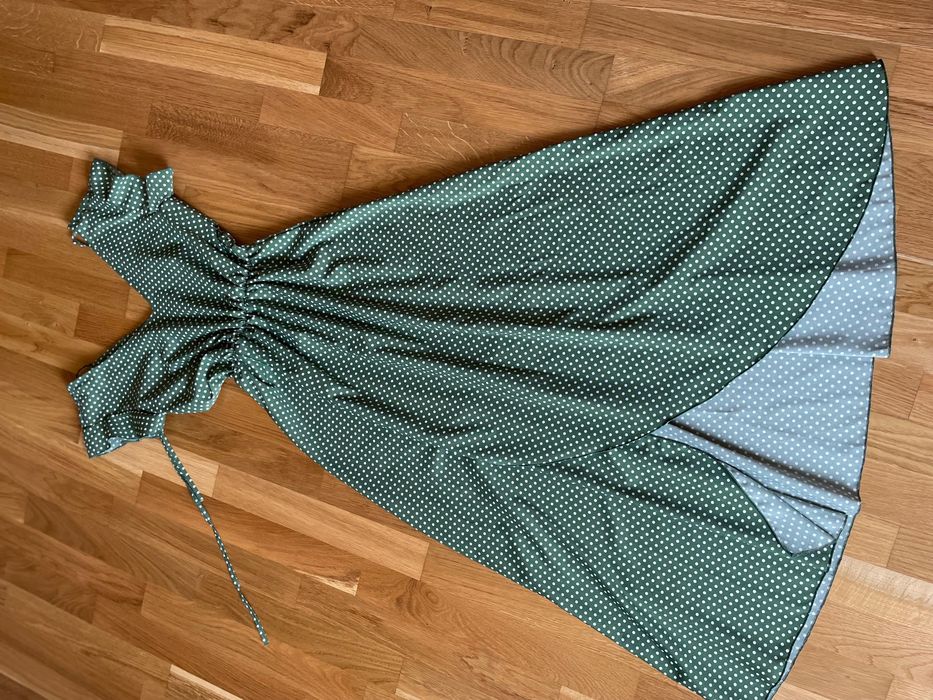 Зелене плаття в горох