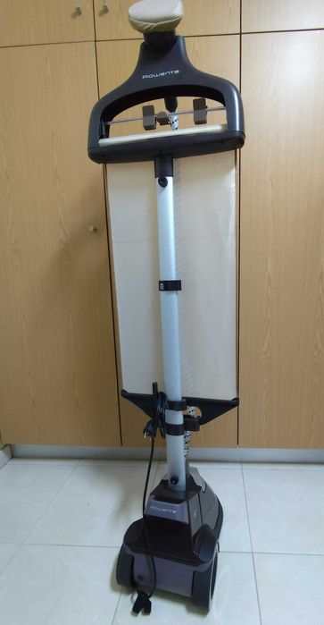 Ferro a vapor vertical Rowenta Master Valet