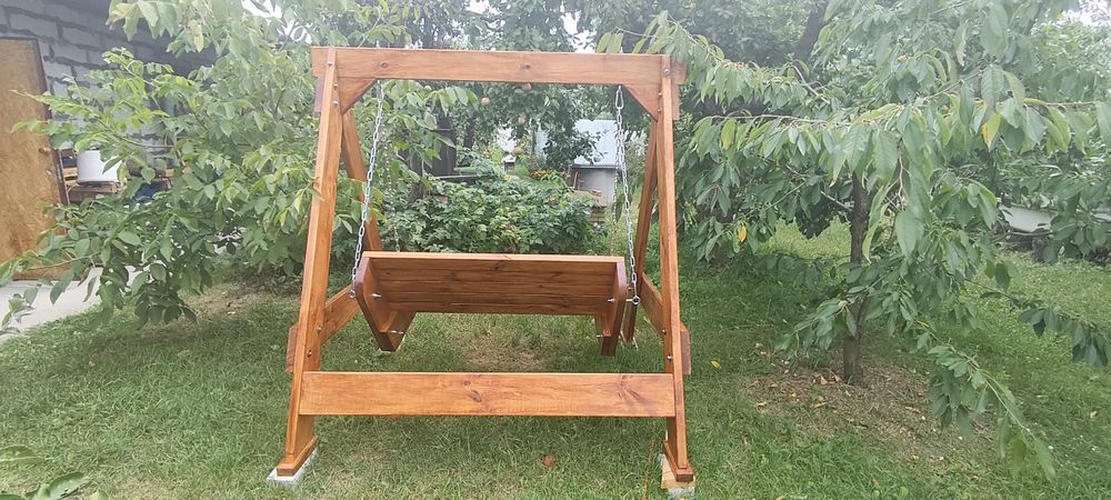 Садова дерев'яна качеля