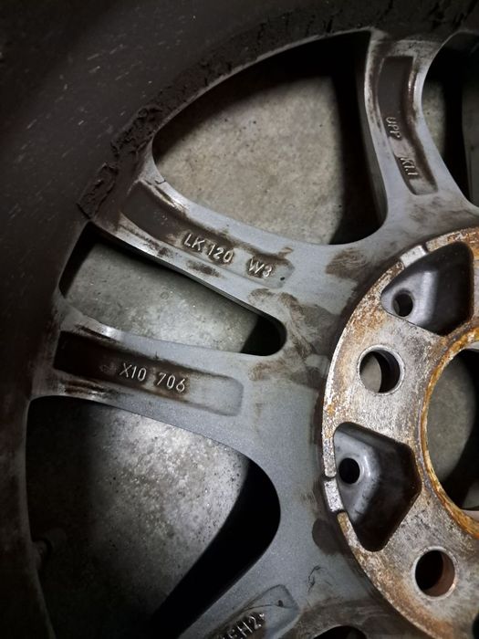 komplet 4 używanych kół aluminiowych z oponami.