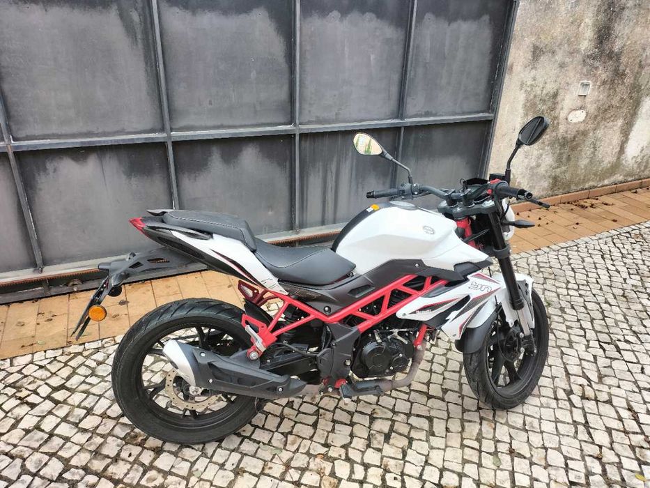Benelli BN125 com topcase incluída