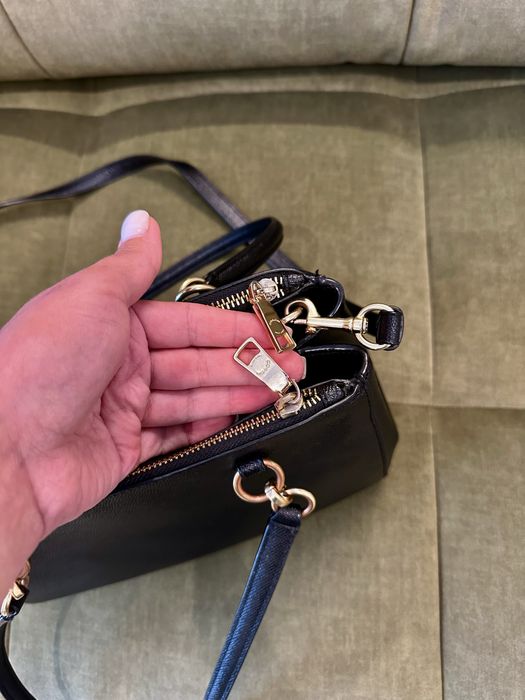 Оригинальная женская кожаная сумка Coach черного цвета среднего размер