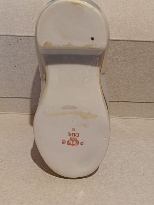 Porcelanowy bucik, antyk