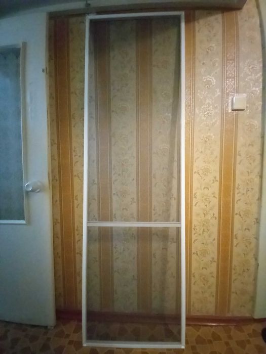 Антимоскитная сетка на металлопластиковую дверь
