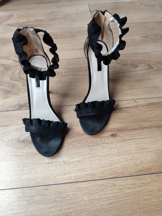 Śliczne szpilki z falbanami Quiz to rozmiar 39