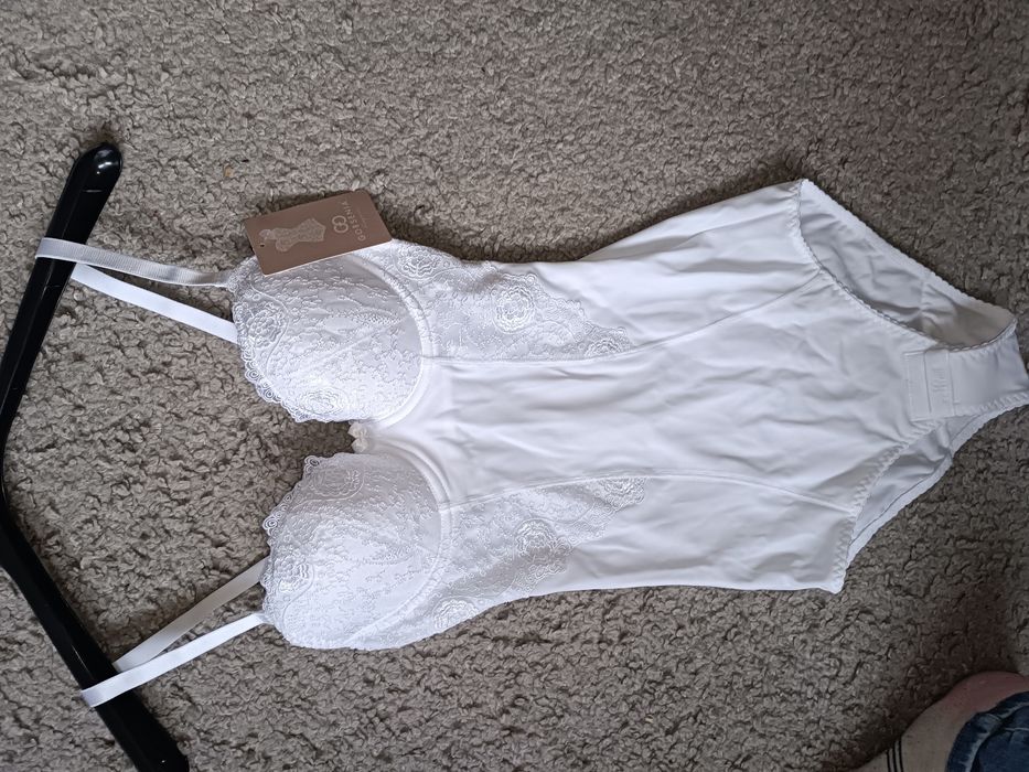 Białe body modelujące Gorsenia 70C