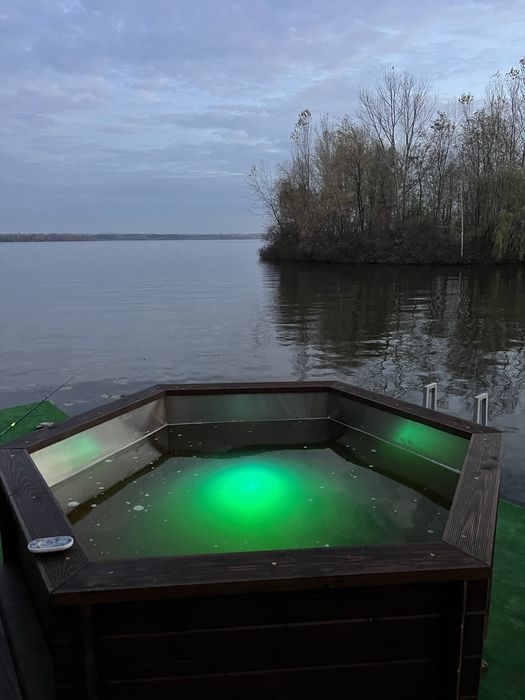 Будинок на березі Дніпра подобово на 1 Перемозі Світло є!!. Лазня,Чан.