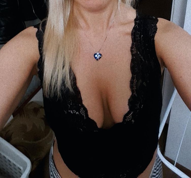 Czarny koronkowy crop top New Yorker S