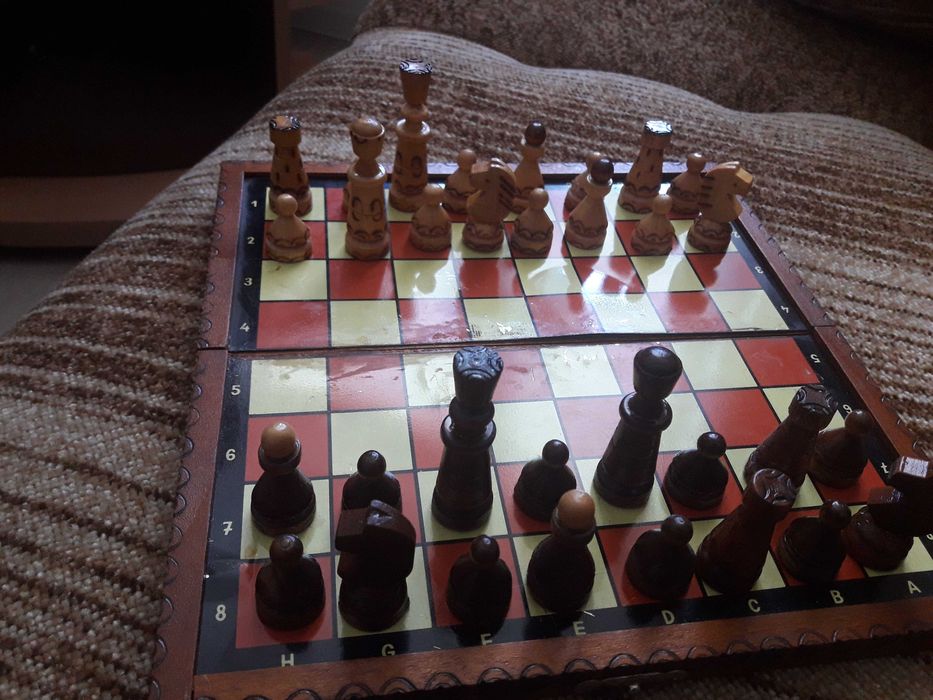 Zabytkowe szachy drewniane rzezbione.