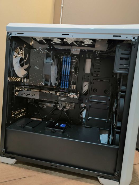 Komputer RX 590 8Gb Intel Xeon 4 rdzenie 8 wątków 16Gb ram 240Gb SSD