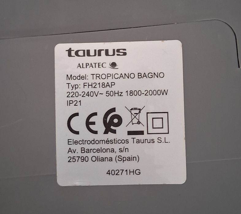 2 aquecedores pequenos. Muito eficazes. Aquecem rápido o espaço. Baratos